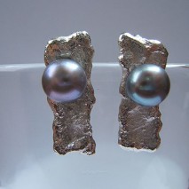 Oorstekers langwerpig ruw zilver met zoetwaterparel